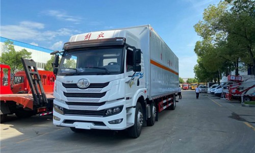 9.5米解放甲醇廂式運輸車 