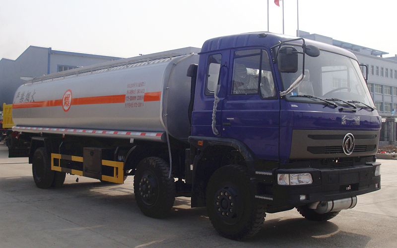 東風(fēng)小三軸運油車 