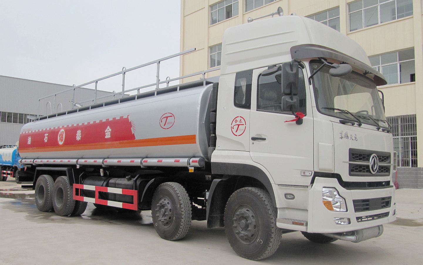 東風(fēng)天龍前四后八運油車 